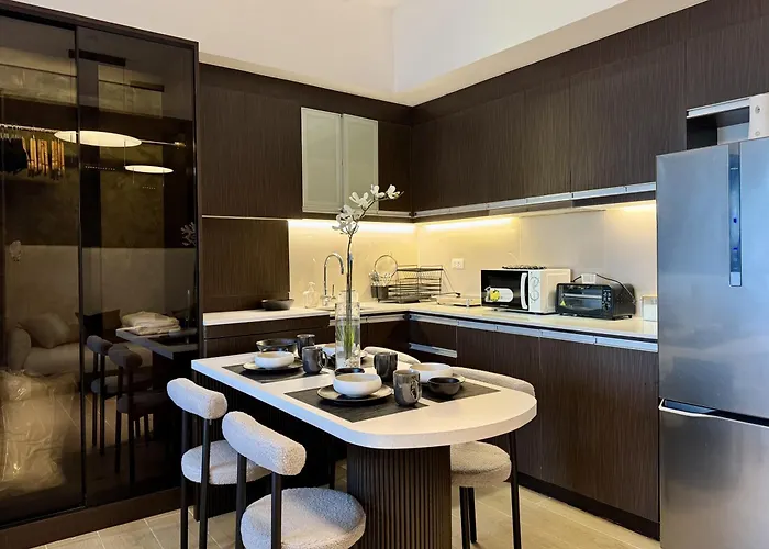 Aparthotel Venice Canal View With Balcony Near Bgc And Airport 10c 4*