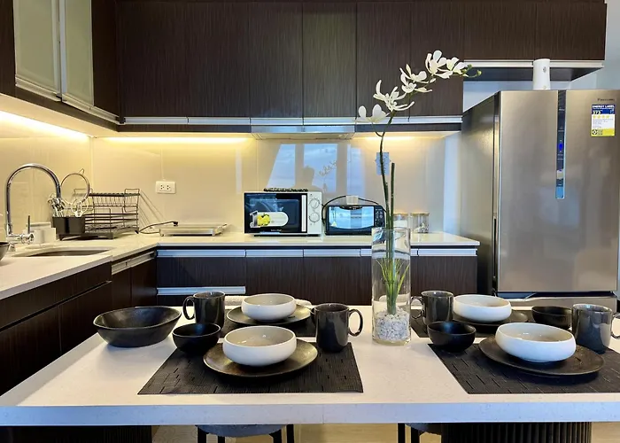 Aparthotel Venice Canal View With Balcony Near Bgc And Airport 10c 4*