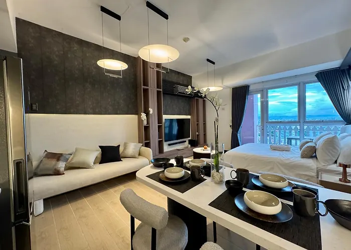 Venice Canal View With Balcony Near Bgc And Airport 10c Aparthotel