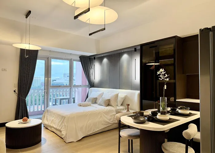 Venice Canal View With Balcony Near Bgc And Airport 10c Aparthotel