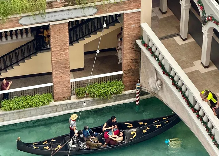 Aparthotel Venice Canal View With Balcony Near Bgc And Airport 10c 4*