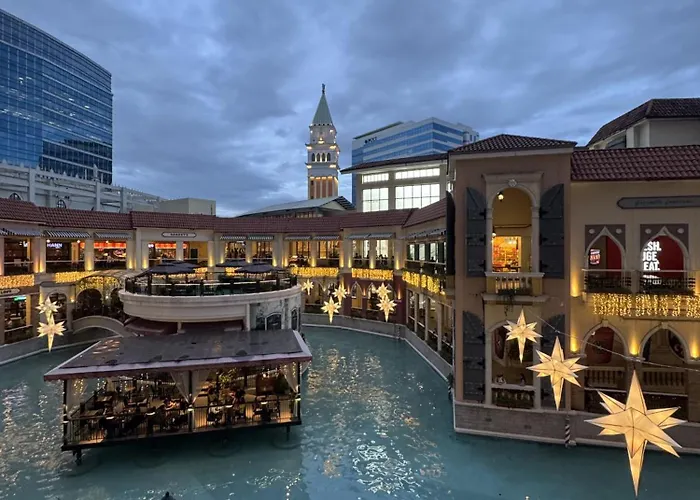 Venice Canal View With Balcony Near Bgc And Airport 10c Manila