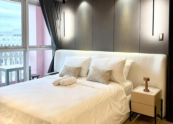 Venice Canal View With Balcony Near Bgc And Airport 10c Aparthotel