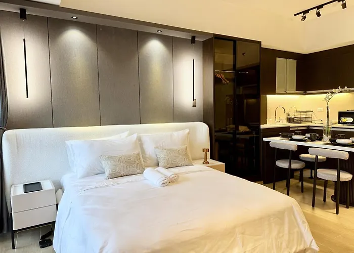 Aparthotel Venice Canal View With Balcony Near Bgc And Airport 10c 4*